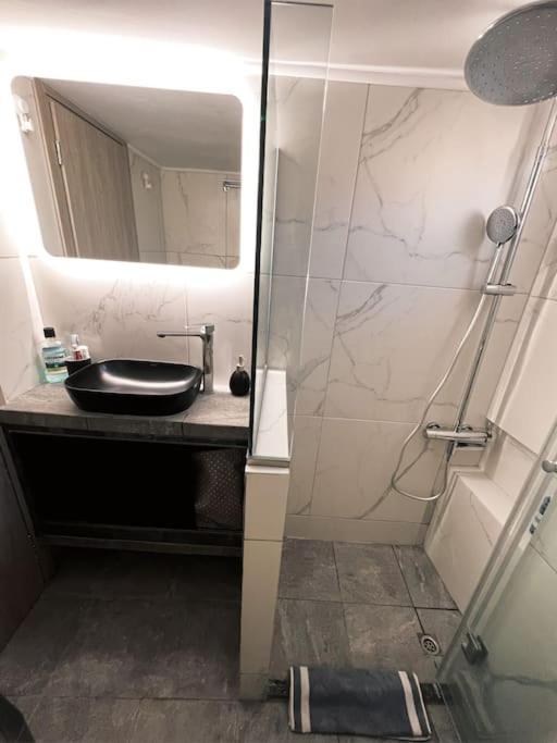 Minimal 3Br Apartment In Афіни Екстер'єр фото